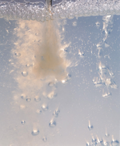 افزودن آنتی‌فوم به یک محلول کف‌کننده در آب